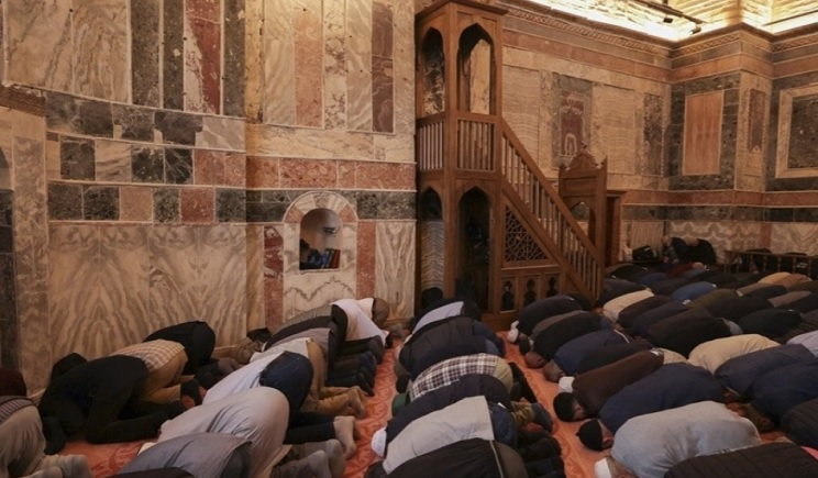 Μονή Χώρας: Μετά την προκλητική φιέστα Ερντογάν εκατοντάδες μουσουλμάνοι συνέρρευσαν για την πρώτη προσευχή στο τζαμί